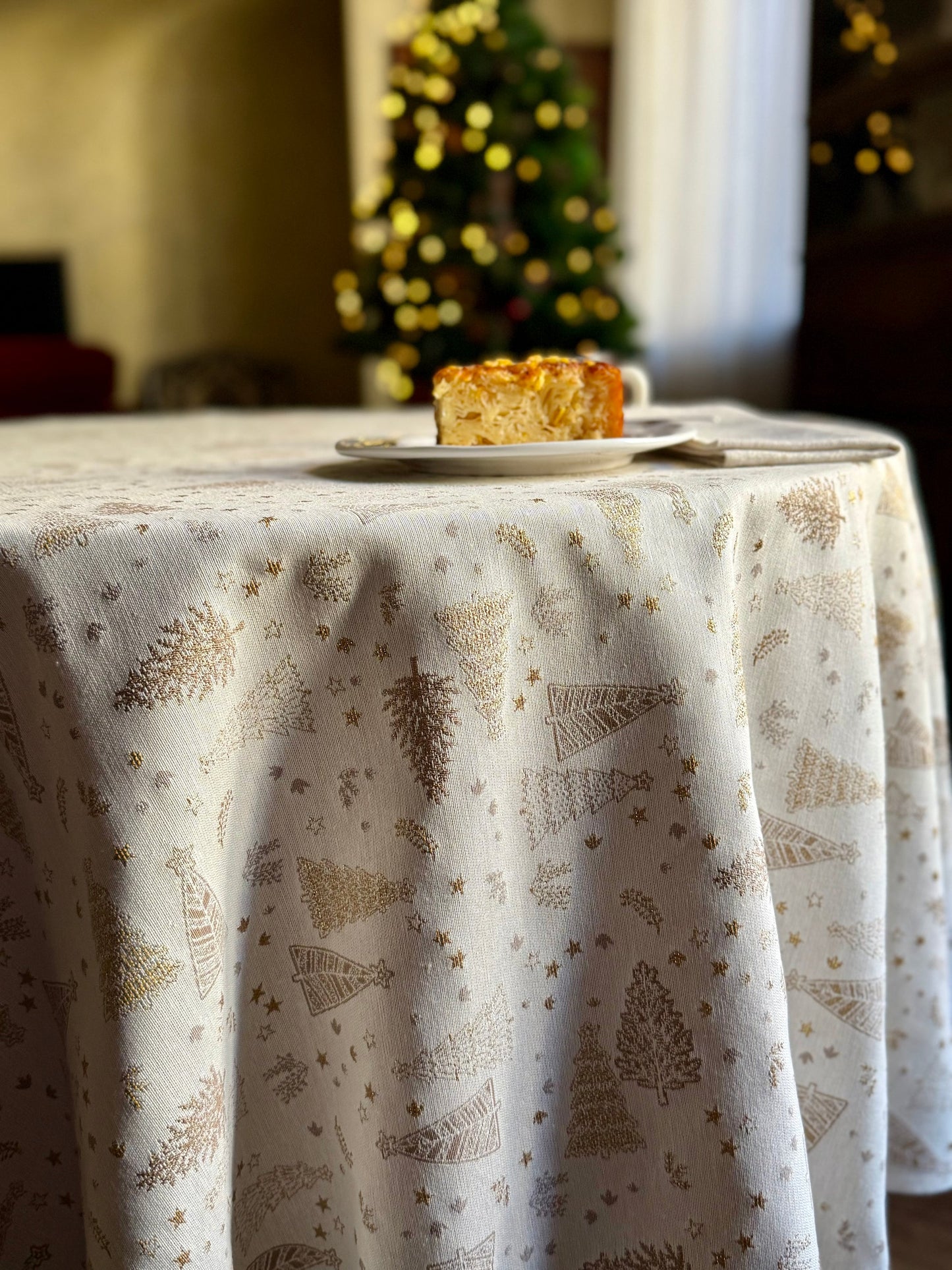 Light Christmas motive Round Tablecloth | Golden Forest